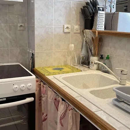 T2 Bis Avec Terrasse, Clim, Wifi - 2 Etoiles - Fr-1-553-155 *