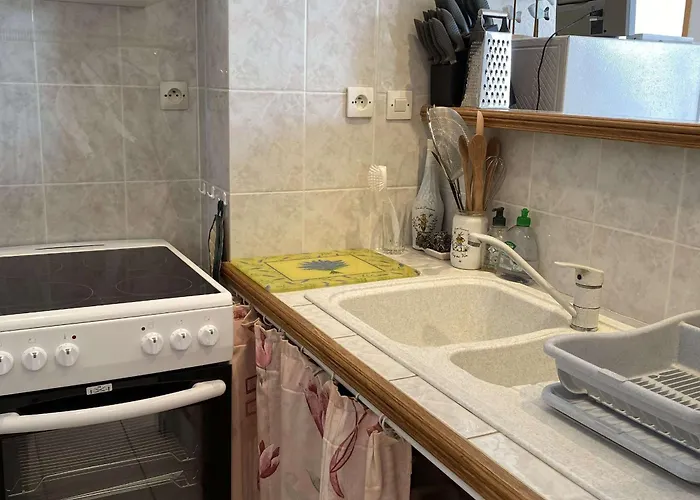 T2 Bis Avec Terrasse, Clim, Wifi - 2 Etoiles - Fr-1-553-155 *